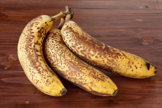 Banany z brązowymi kropkami. Czy można je jeść?