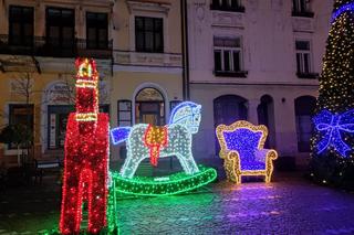 Tarnów. Plac Kazimierza ozdobiony przed Bożym Narodzeniem. Wygląda, jak w bajce