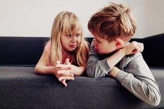 Twoje dzieci się biją? Ten błąd rodziców sprawia, że rodzeństwo kłóci się jeszcze częściej