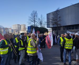 Protest hutników pod Węglokoksem w Katowicach. Co innego nam mówią, a co innego robią