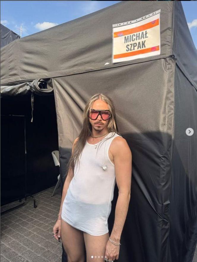 Michał Szpak przyłapany bez spodni za kulisami koncertu. Tego nie pokazali w TV!