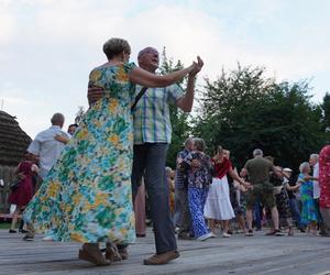 „Tańcowali” na parkiecie w Muzeum Wsi Lubelskiej aż miło było patrzeć! FOTORELACJA z sobotniej potańcówki