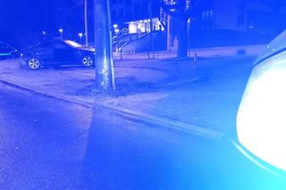 Tragiczny wypadek w Olsztynie. Mężczyzna zmarł w szpitalu. Śledzy ustalają, kto siedział za kierownicą