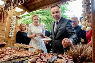 Prezydent Andrzej Duda je żonie z ręki. Czuły gest pierwszej damy.