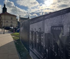 Blaszany płot z centrum miasta zmienił się w atrakcję turystyczną