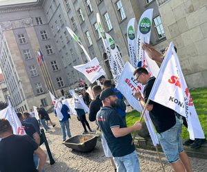 Paraliż w Katowicach. Rozpoczął się protest górników i hutników. Stal się hartuje, a rząd ją rujnuje
