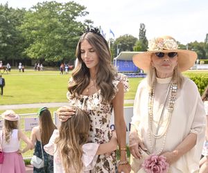 Weronika Rosati z rodzicami na Derbach w Warszawie. Na czerwonym dywanie pojawił się tłum gwiazd!