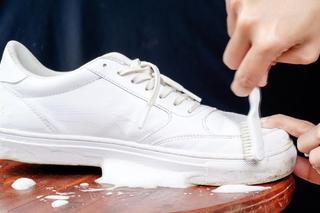 Mieszam z pastą do zębów i czyszczę. Sposób na idealnie białe buty. Po takim praniu są śnieżnobiałe i wyglądają jak nowe