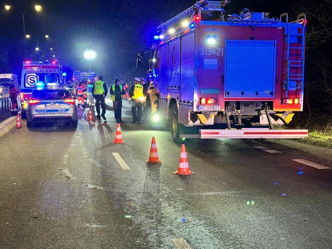 Pożar i dachowanie w Wawrze. Dramatyczny wypadek na ul. Bronisława Czecha