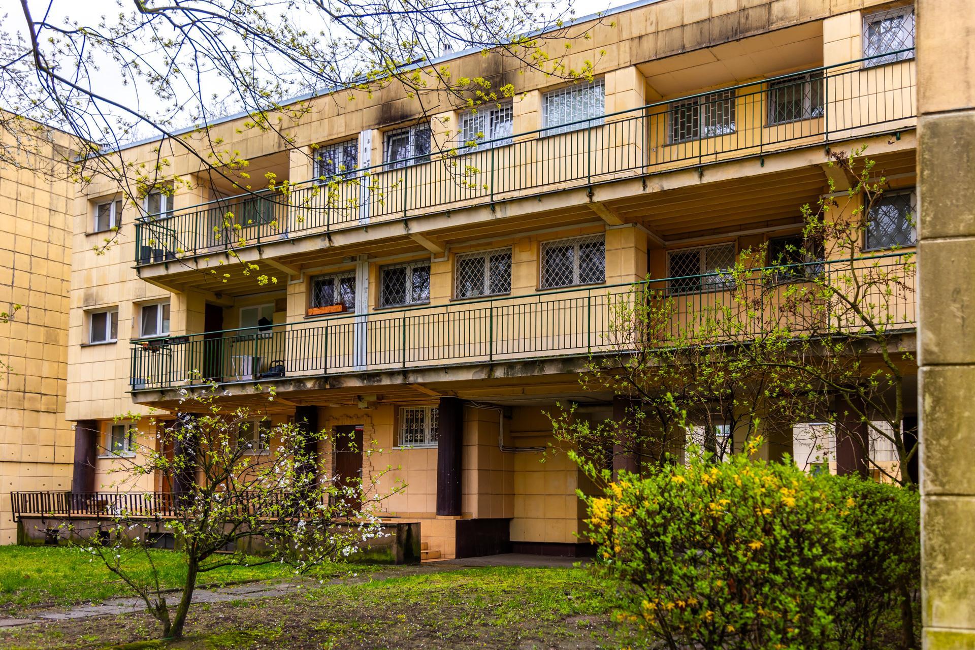 Osiedle WSM Koło II w Warszawie - zdjęcia. Pablo Picasso na ścianie i klatki schodowe typu ser