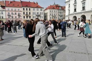 Kalisz. Zatańczyli walca z filmu „Noce i Dnie”