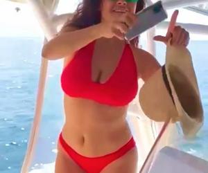 Salma Hayek płynie ku wakacjom! Ciało 57-latki ucieka z bikini