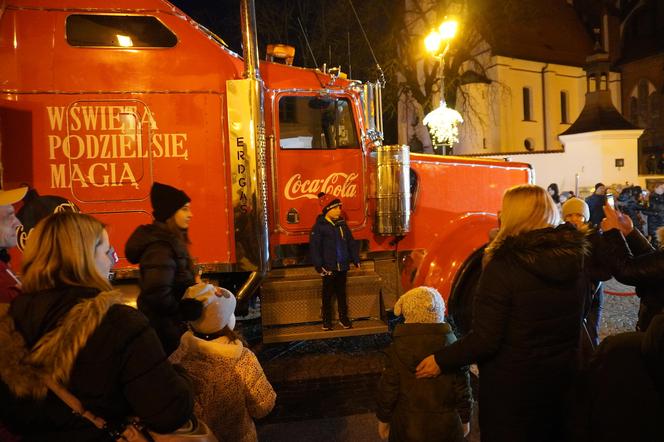 Ciężarówka Coca-cola w Białymstoku! Świąteczna atrakcja przyciągnęła tłumy mieszkańców na Rynek Kościuszki