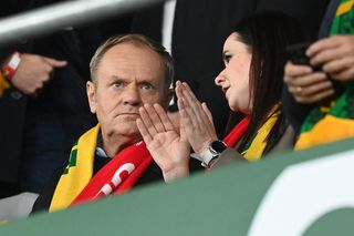 Kibice uderzyli w Donalda Tuska. Taki transparent zawisł na trybunach w Kownie