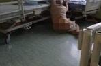 Zakażona leżała na podłodze w szpitalu