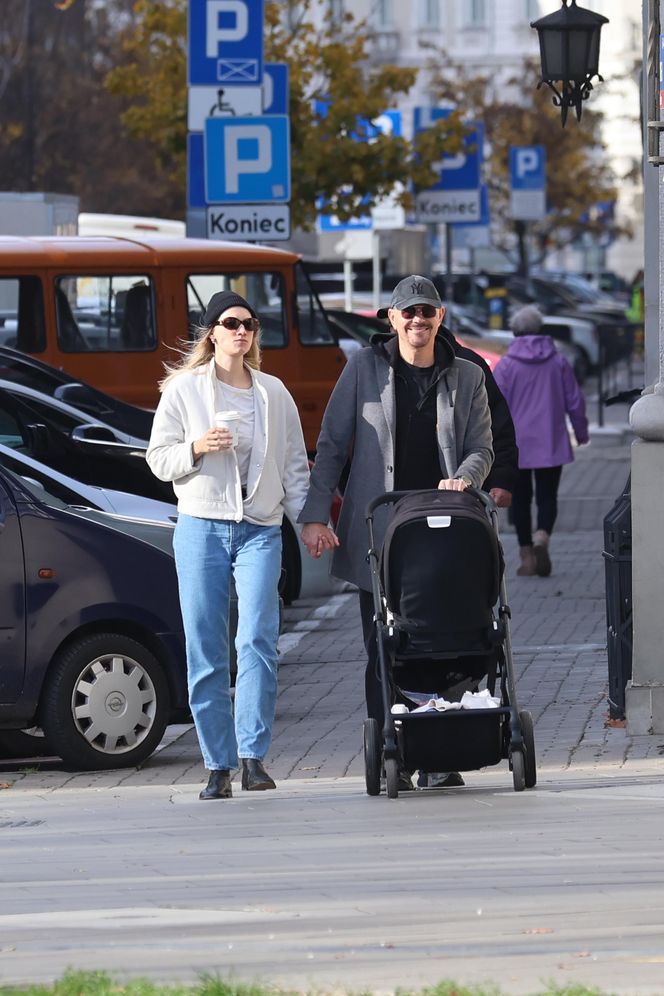 Krzysztof Ibisz z rodziną na spacerze