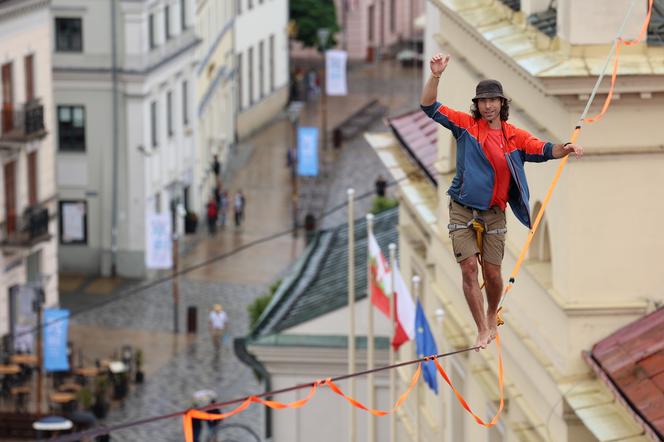   Urban Highline Festival 2023 w Lublinie. Slacklinerzy robią cuda na linach!