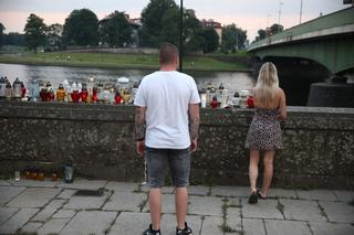 Mieszkańcy palą znicze w miejscu tragicznego wypadku przy moście Dębnickim