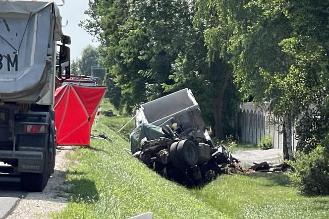 Wypadek w Grębiszewie. Nie żyje dwoje mężczyzn i dwójka ...