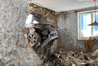 Osobowym Audi przebił ścianę budynku na jednej z ulic w Częstochowie