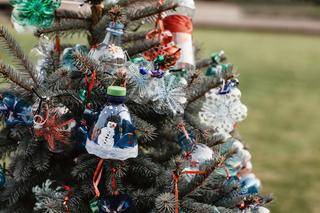 Jak zrobić ozdoby świąteczne z recyklingu? Dekoracje na święta można zrobić nawet ze śmieci!