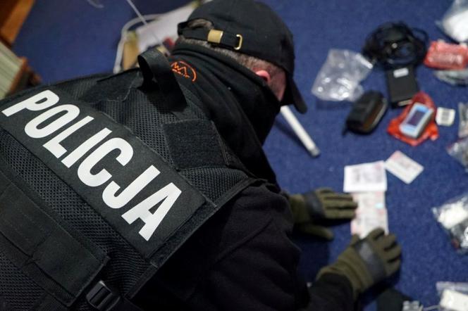 Wielka akcja rozbicia grup przestępczych, których członkowie są podejrzani o włamania do bankomatów na „wybuch”