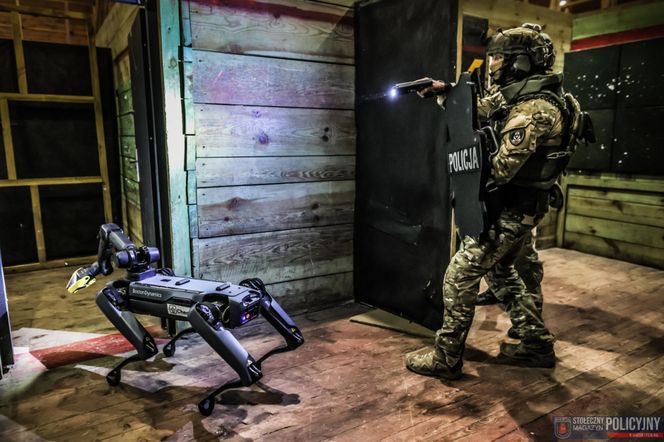 Robopies odwiedził i ćwiczył z warszawskimi policjantami