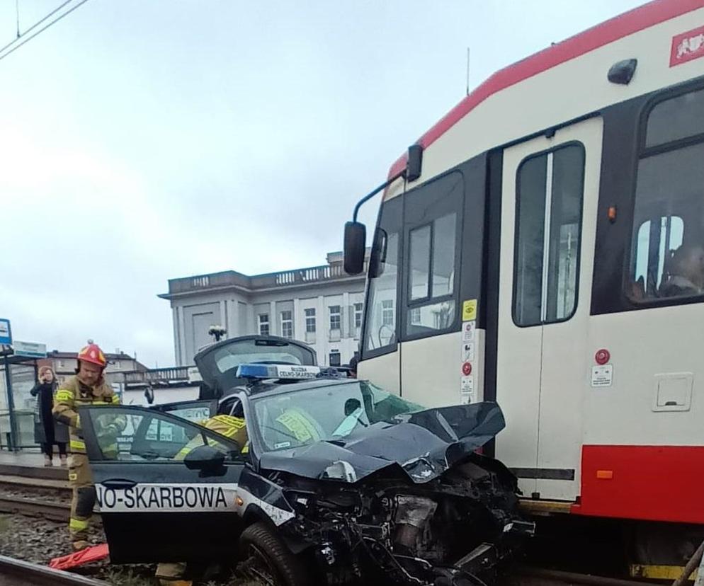 Groźny wypadek w Gdańsku! Tramwaj zderzył się z pojazdem służb. Poszkodowani funkcjonariusze