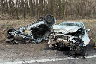 Dramatyczny wypadek. Samochody zderzyły się czołowo. Jedna osoba zakleszczona we wraku