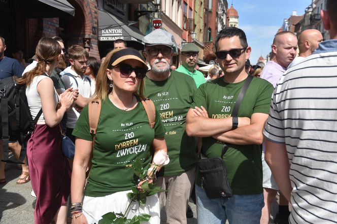 Marsz Milczenia dla Klaudii w Toruniu. „Niech nasza cisza przemówi głośniej niż słowa” [GALERIA]