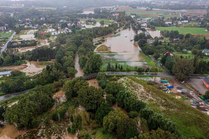 Zalane wsie, ewakuacja, woda na ulicach miasta. Dramatyczna sytuacja na południu Polski. 