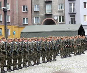 Przysięga wojskowa w Sosnowcu. Żołnierze przedefilowali przez miasto