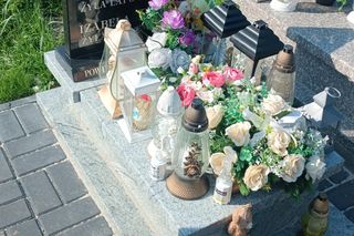 Rocznica śmierci zagłodzonej Emilki, trwa rozprawa przeciwko jej matce. Widok grobu łamie serce
