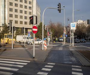 Wypadek przy budowie tramwaju do Wilanowa. Ranny przechodzień w szpitalu! Dźwig uderzył w latarnię