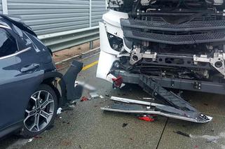 Śmiertelny wypadek na A1 pod Piotrkowem Trybunalskim! 49-latka nie przeżyła uderzenia tira [ZDJĘCIA]