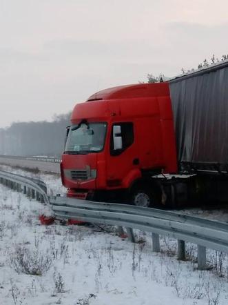 Wypadek na S8. TIR uderzył w barierki