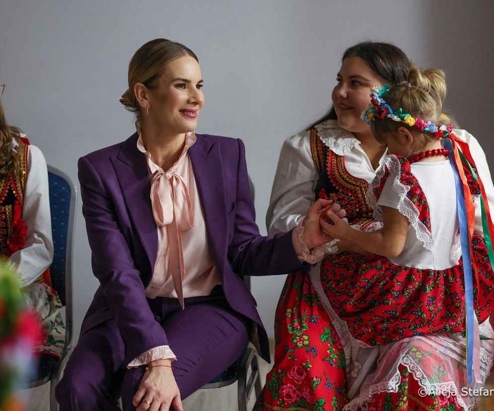 Marta Nawrocka ze łzami wzruszenia w Sulisławicach. Dzieci w ludowych strojach ją poruszyły
