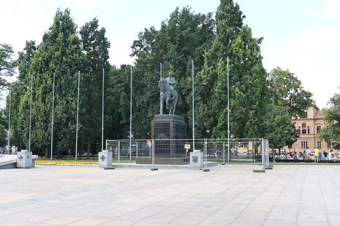 Pomnik Józefa Piłsudskiego w Lublinie ogrodzony