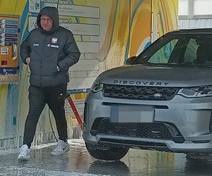 Czesław Michniewicz myje auto w stroju selekcjonera