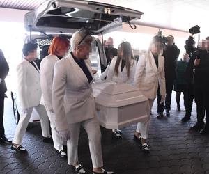 Pogrzeb Lizy. Kobiety niosły białą trumnę. Przejmująca ceremonia w Warszawie