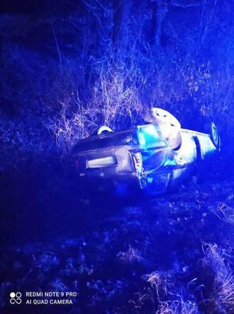 TAJEMNICZY wypadek w Kadczy. Pusty samochód znaleziony w przydrożnym rowie