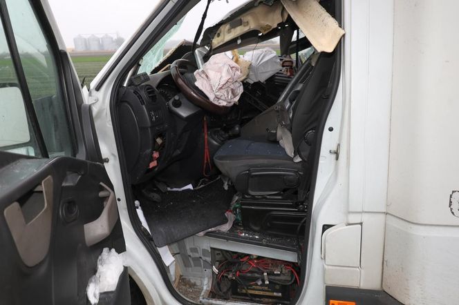 Bus wbił się w tył przyczepy traktora! O krok od tragedii na DK 62