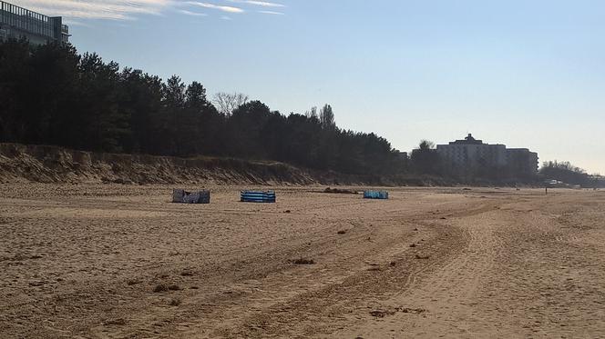 Pierwsze parawany na plaży w Międzyzdrojach