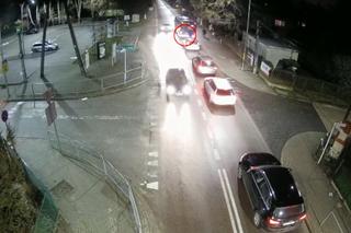 Chłopiec wbiegł zza autobusu prosto pod samochód. Dramatyczne nagranie z Piaseczna