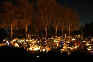 Cmentarz Komunalny w Żorach mieni się nocą. Tysiące kolorowych światełek na Wszystkich Świętych. Zobacz zdjęcia z lotu ptaka