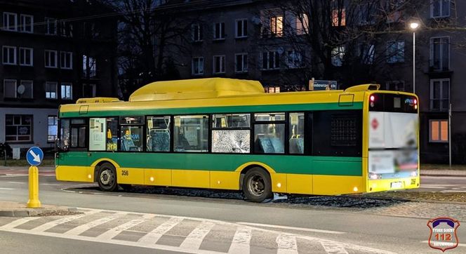 Ktoś strzelił do jadącego autobusu w Tychach. Policja prosi o pomoc w jego odnalezieniu