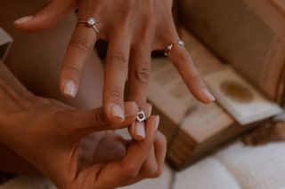 Motywy morskie, asymetria, gotyk. Te trendy w biżuterii będą królować wiosną i latem