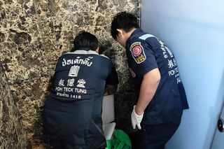 Sprzątała toalety, nagle usłyszała płacz. W spłuczce był upchnięty noworodek! Nie miał odciętej pępowiny