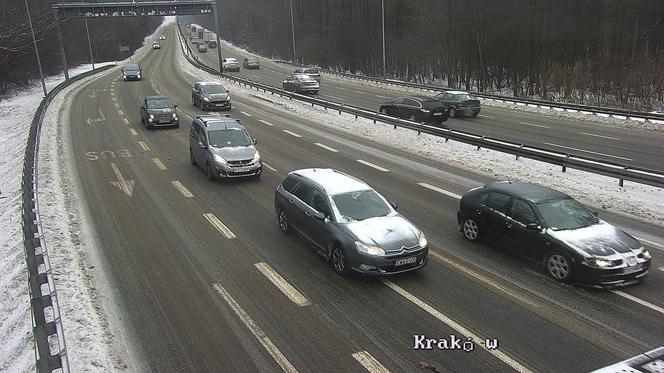 Ciężkie warunki na drogach dojazdowych do Krakowa. Jest bardzo ślisko! Zalega błoto pośniegowe