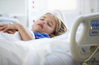 Sepsa u dzieci – objawy. Jak odróżnić sepsę od zapalenia gardła u dziecka?